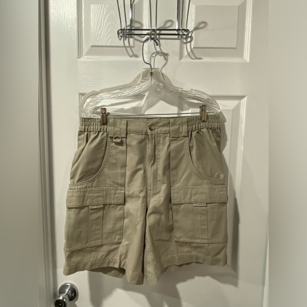 Hook & Tackle men’s khaki shorts, size 34, good condition. Sporty